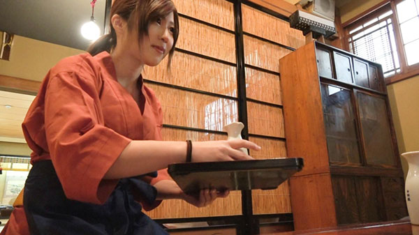 [300MIUM-035]在餐厅兼职的19岁女学生 