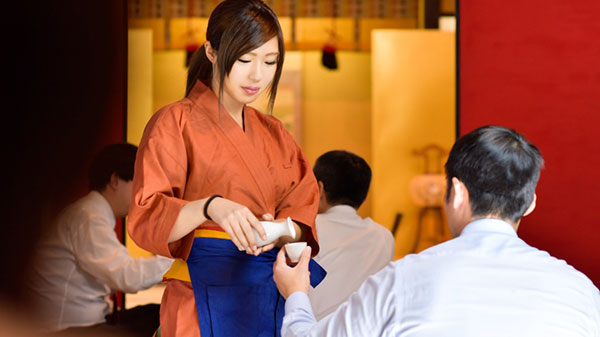 [300MIUM-035]在餐厅兼职的19岁女学生 