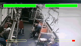 在公交车上熊孩子踢男子被暴揍gif