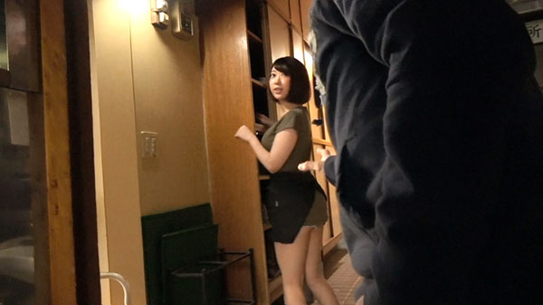 [300MIUM-033]在酒吧做服务员的微胖女孩 