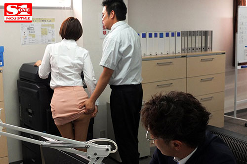 [SSNI-567]葵司（葵つかさ） 看到帮助我的人事部的葵小姐被欺负 