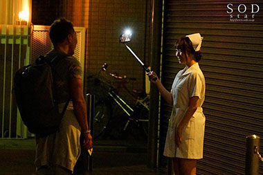 [STARS-201]户田真琴 在东京都内各处用自拍被发现 