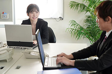 [GENM-060]深田咏美（深田えいみ） 悄悄地在办公室 